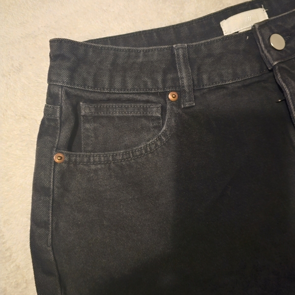 Women's Black Denim Cuff Shorts.Brand H&M. Size 12. Color Black - Picture 5 of 8